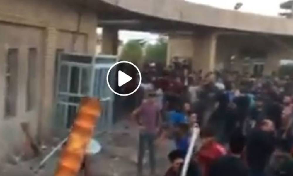 بالفيديو .. لحظة "اقتحام مبنى "محافظة ميسان" من قبل المتظاهرين وتحطيمها