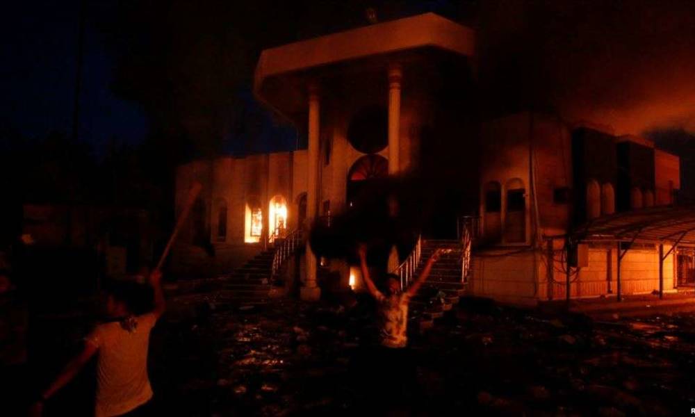 بالفيديو .. "حرق" القنصلية "الايرانية" من قبل المتظاهرين بالبصرة .. والاخيرة تعلن انها ستلجأ للقانون الدولي