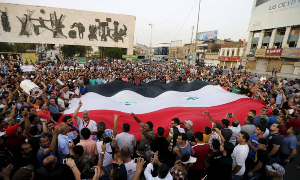 بالفيديو .. من ساحة التحرير في بغداد.. متظاهرين "يطردون" كادر قناة "العراقية"