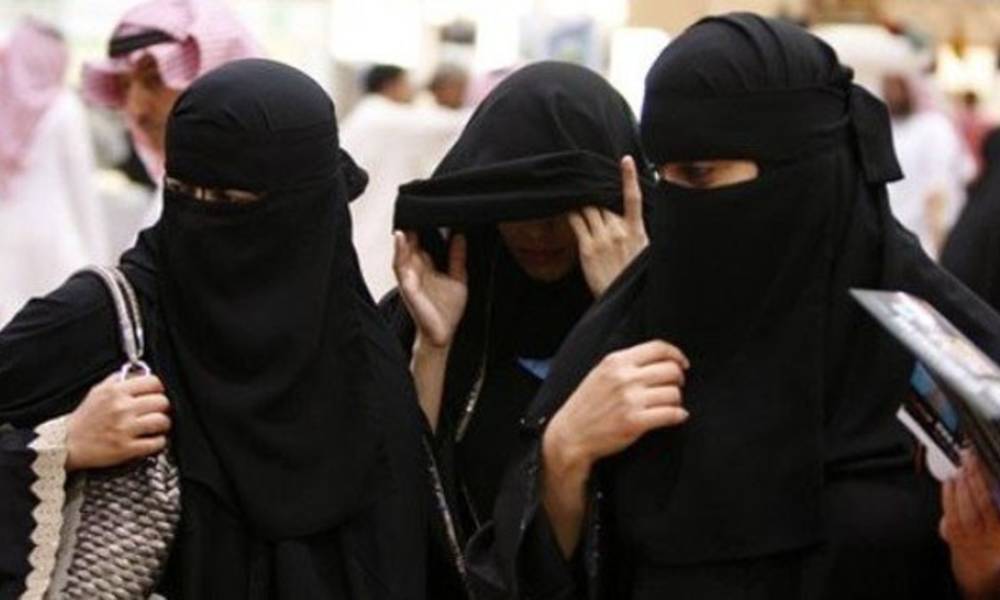 بالفيديو .. مشاجرة "عنيفة" بين نساء سعوديات و"سقوط رضيعة" على الأرض