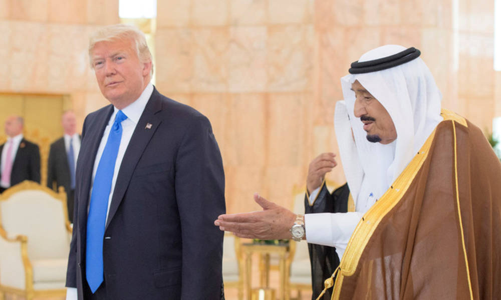 بالفيديو .. محلل سياسي يوضح كيف "يحلب" ترامب السعودية بطريقة مهينة