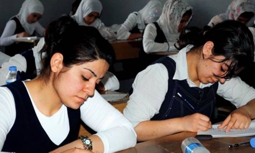 بالفيديو.. مسلحين "يقتحمون"  ثانوية في كركوك بسبب رسوب إبنتهم.. زارعين الرعب بين الطالبات !!