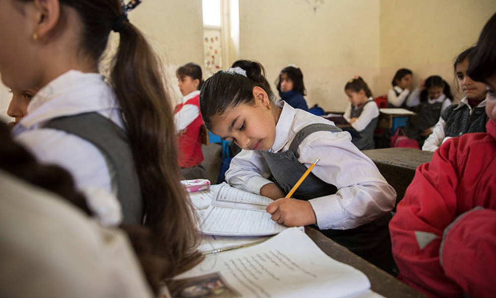 فيديو .. يوضح "كارثة" المناهج الدراسية وتأثيرها .. العلم "يستغيث" في العراق
