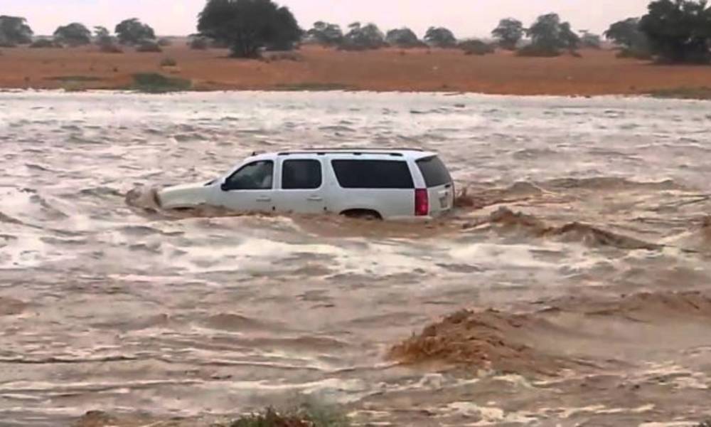 بالفيديو .. "الاعنف" من نوعه .. الكويت "يضربها فيضان"