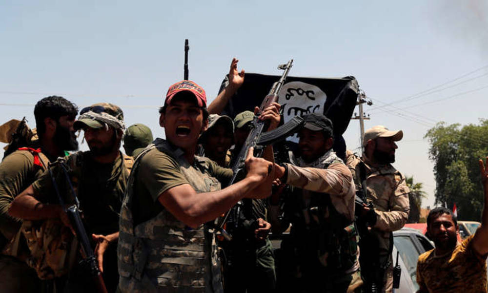 بالفيديو .. امريكا تقوم بــ"إنزال" العتاد والاسلحة لــ"داعش" في الحدود العراقية السورية