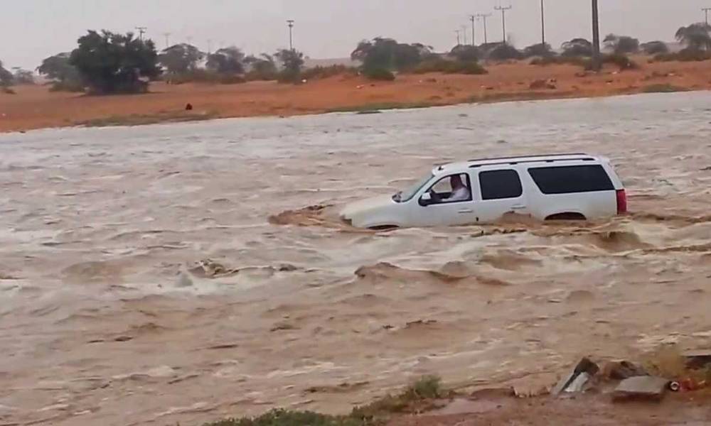 بالفيديو .. السعودية الان .. "غرق" طريق السفانية بسبب السيول