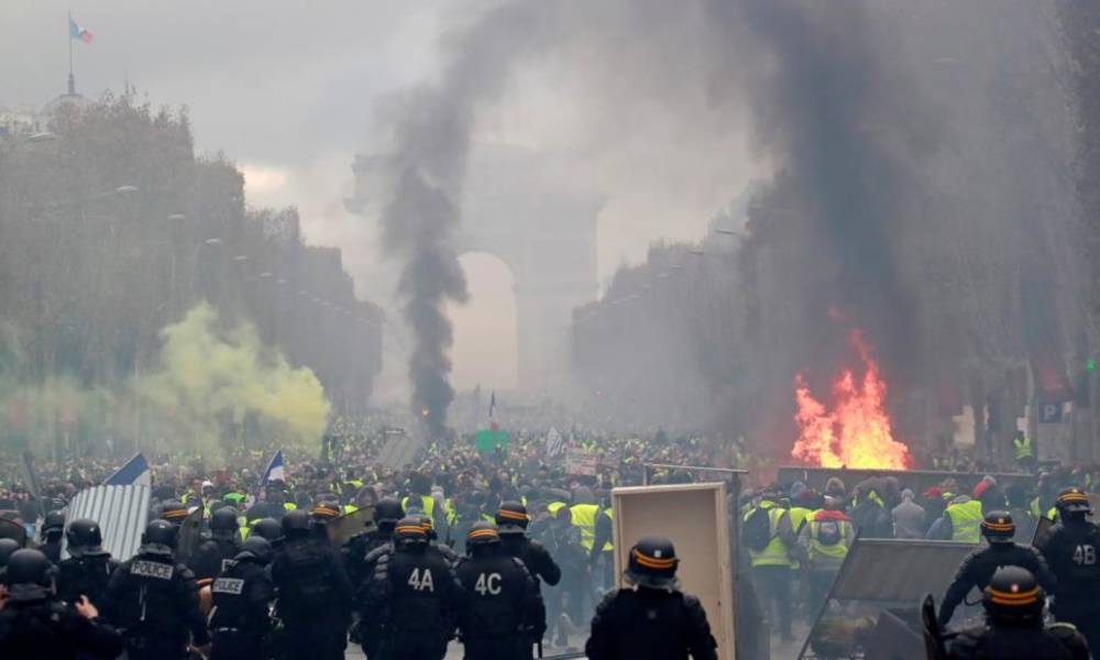 بالفيديو.. التظاهرات تقلب وجه باريس! نهب وسرقة وأعتداء على الممتلكات العامة