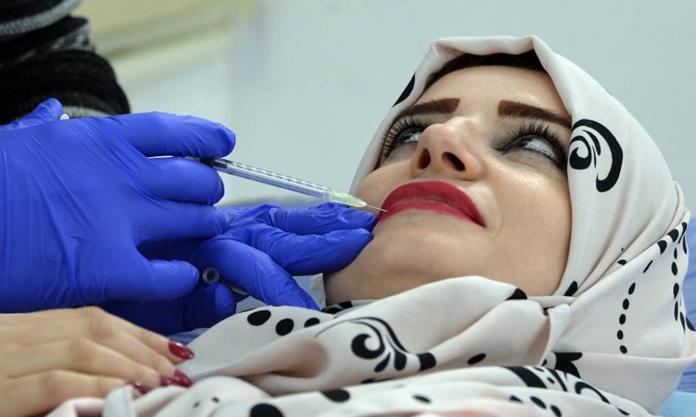 بعد القضاء على داعش... إقبال واسع على عمليات التجميل في الموصل
