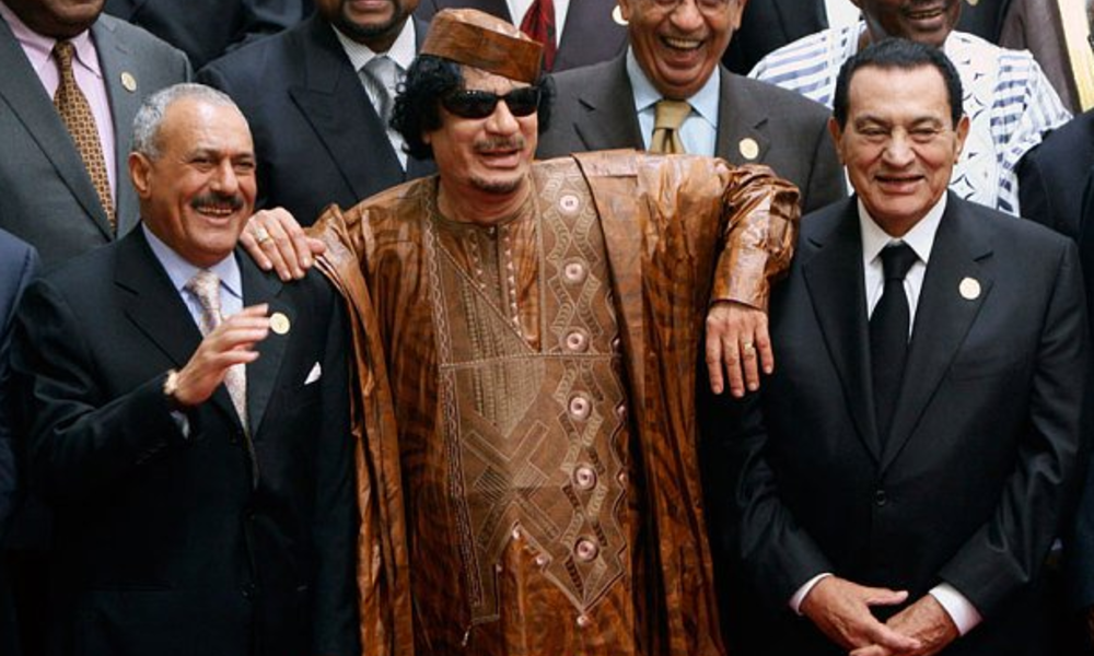 شوهد حيا وهو يصلي .. ما حقيقة ظهور "القذافي" ؟!