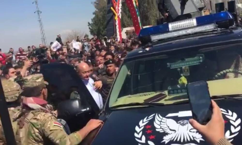 غضب شعبي .. يجبر الحماية على "تهريب برهم صالح" بــ سيارة شرطة .. والعاكوب "يدهس" احد المحتجين