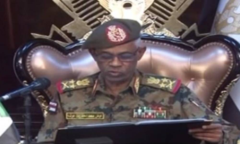 انقسام في القيادات العسكرية السودانية والمعارضة تحذر من الالتفاف على الثورة