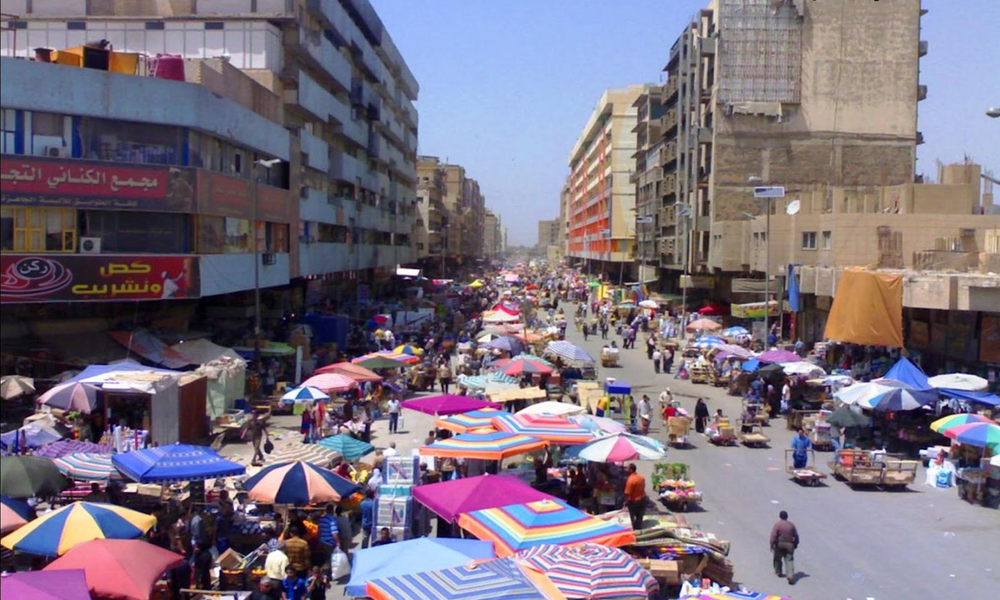 بالصور: نشوب حريق في عدد من المخازن والمحلات التجارية في منطقة الشورجة وسط بغداد