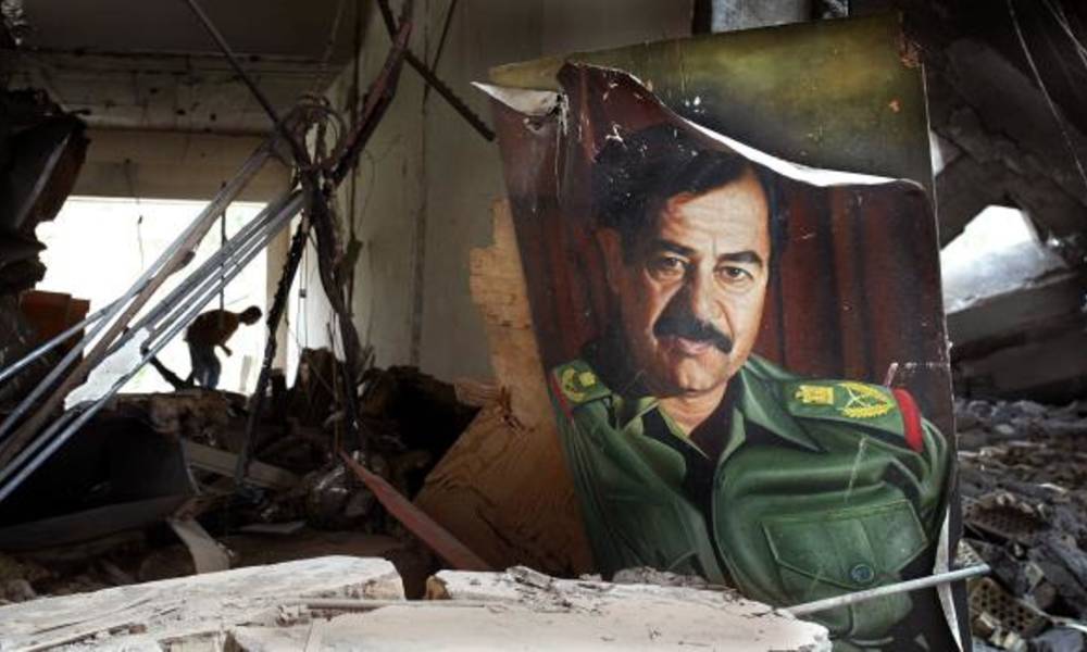 نقوش بــ إسم "صدام حسين" .. تخلق خلاف بين فريقين ..!