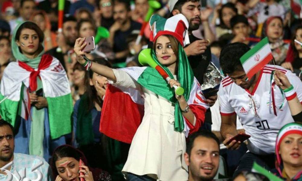 ايرانية شابة "تنتحر" امام المحكمة .. بسبب حضورها مباراة وسط طهران ..!