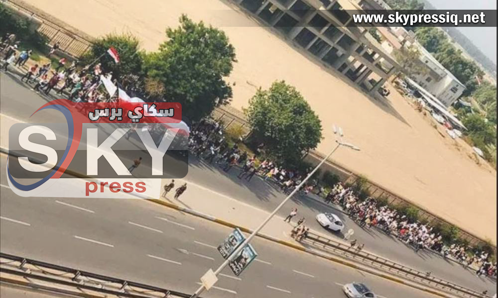 “بالصور”.. مئات الطلاب يتجمعون امام جامعة النهرين في بغداد دعماً للتظاهرات