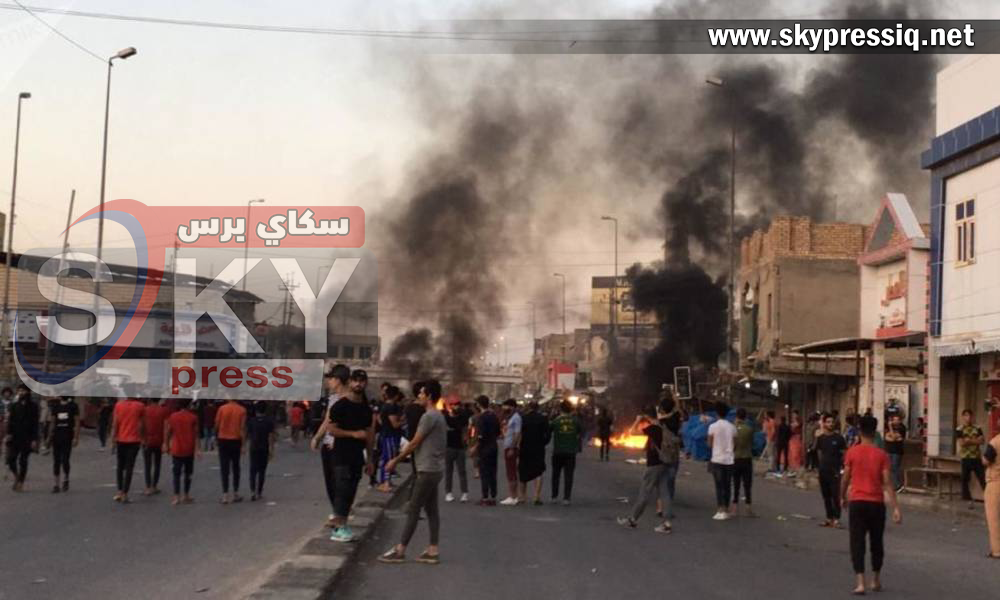 الاقدام على غلق مكتب قناة العراقية بــ ميسان من قبل المتظاهرين ..