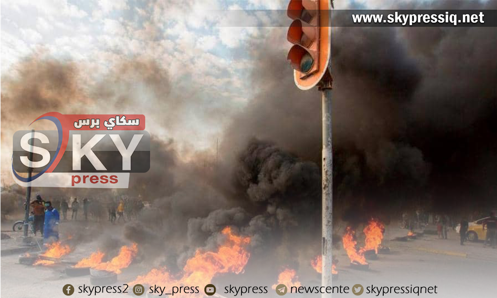المتظاهرين يقطعون اهم الطرق الرئيسية في البصرة والناصرية بعد مقتل 15 متظاهر
