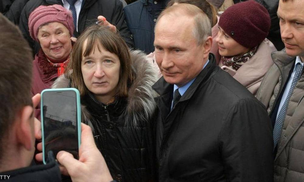 بالفيديو  .. " لماذا لا تحلهم اذن " .. بوتين يتعرض للأحراج من قبل سيدة روسية