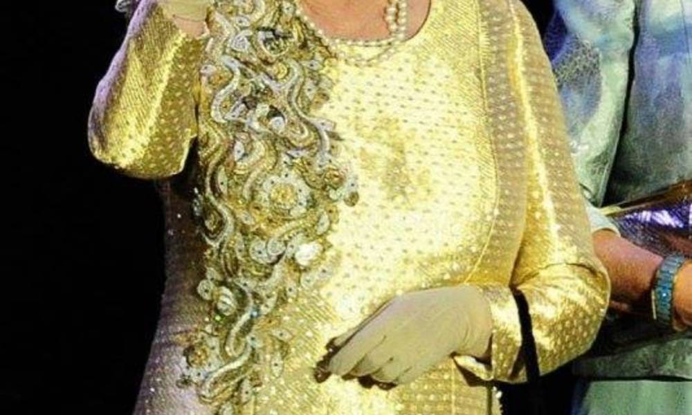 الملكة إليزابيث ترتدي القفازات للمرة الأولى منذ عام 1952