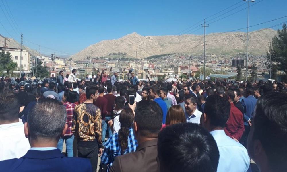 !!اقليم كردستان .. متظاهرين  يطالبون  بصرف رواتبهم المتوقفة منذ بداية العام الحالي