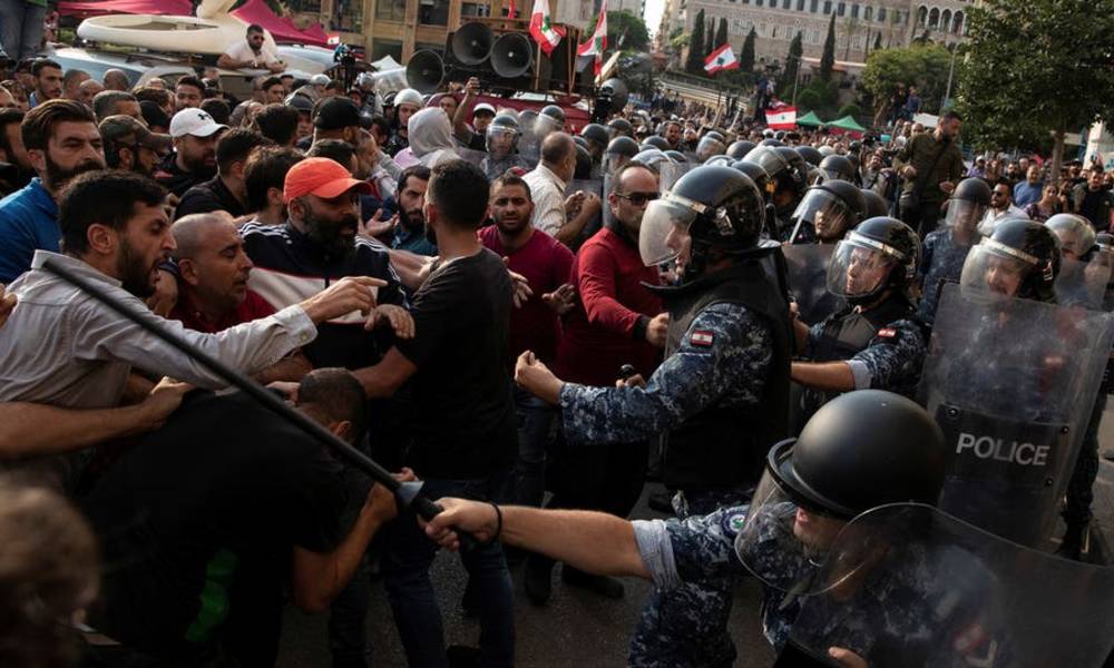 لبنان .. اصابة العشرات بسبب الاشتباكات بين المتظاهرين والجيش وسط بيروت