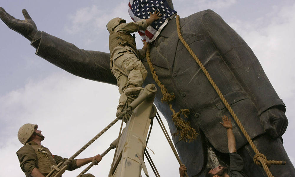 بالفيديو .. على غرار اسقاط تمثال "صدام حسين" .. الامريكان يسقطون احد الرموز الشهيرة ارضا ويذكرون ماحدث في العراق !
