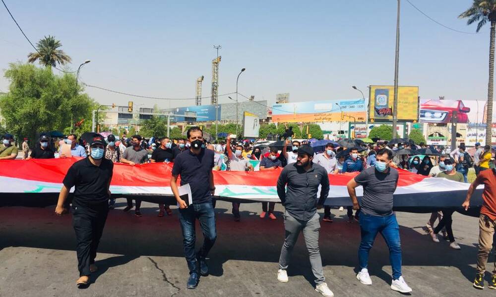 متظاهرون من حملة الشهادات العليا يقطعون طريقاً رئيسياً وسط بغداد