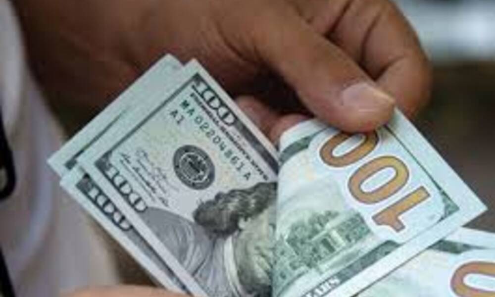 ضربة تصيب العراقيين بالدوار اثر انخفاض الدينار العراقي مقابل الدولار