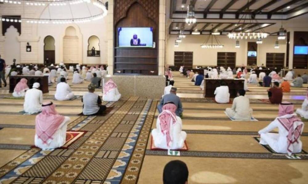 السعودية تغلق 10 مساجد بعد وفاة مؤذن وإصابة 15 مصليا بكورونا