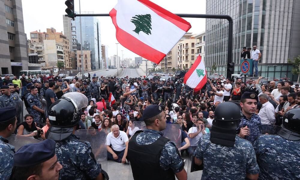 بالفيديو.. استمرار المواجهات بين الجيش اللبناني ومحتجين في بيروت..
