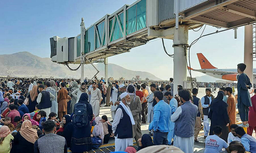بالفيديو .. فوضى عارمة تسيطر على مطار كابول من قبل المواطنين هربا من طالبان