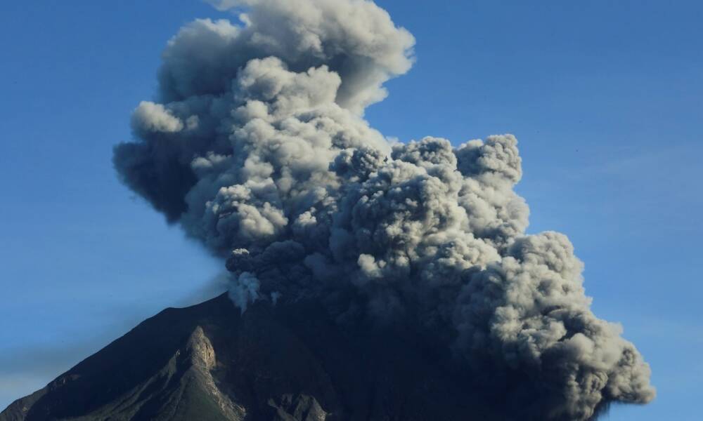 ثوران بركان  " سيميرو " يقتل 13 شخصا ويصيب سكان  اندونيسيا بالهلع
