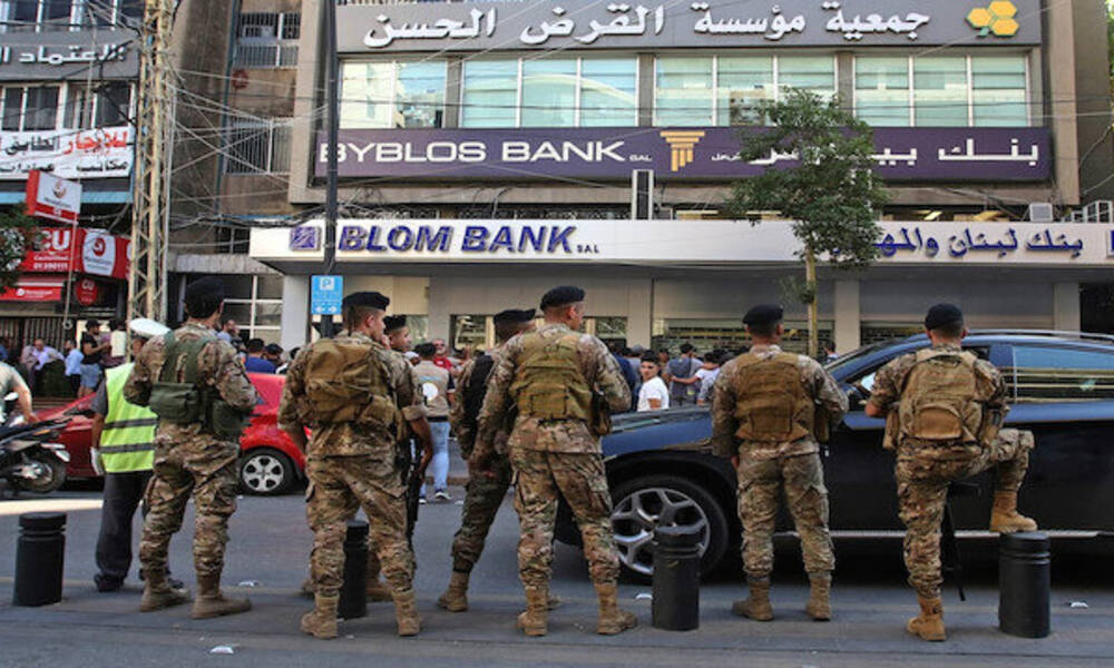 مواطن لبناني يحتجز موظفي مصرف كرهائن لتسليمه امواله