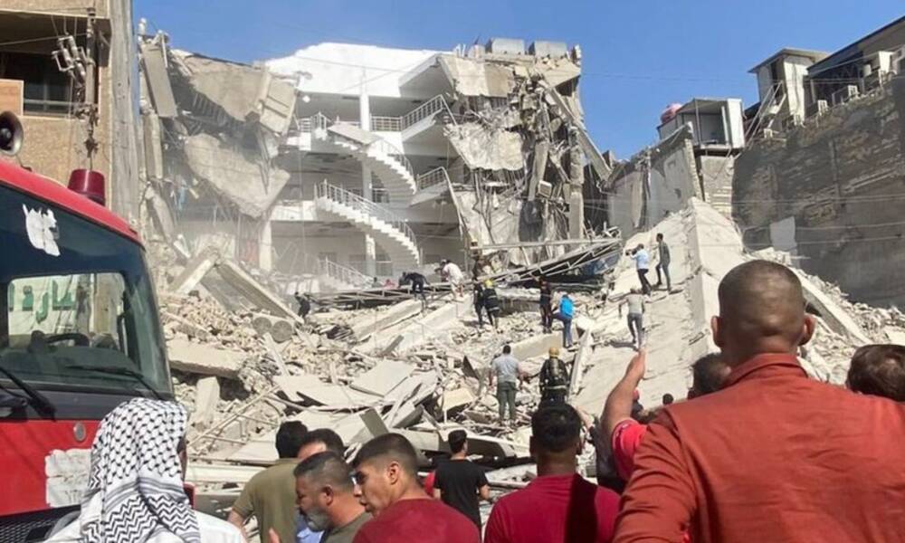 الدفاع المدني ينقذ 13 شخص بعد انهيار بناية في منطقة الكرادة