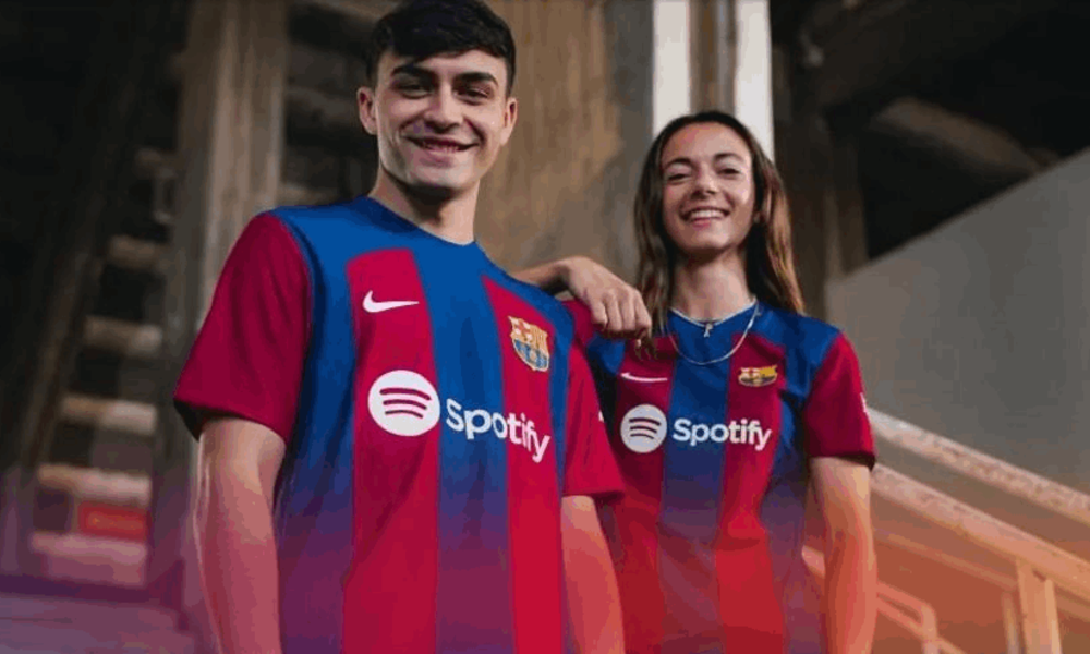 نادي برشلونة يعلن عن قميصه الجديد