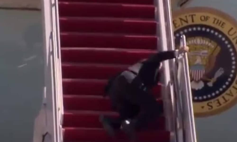 سقوط الرئيس الأمريكي جو بايدن من سلم الطائرة اثر جلطة  دماغية في مطار بولندا ..ماحقيقة هذا الفيديو ؟!