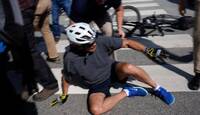 بالفيديو .. الرئيس الأمريكي  جو بايدن يسقط من دراجته الهوائية وسط التغطية الاعلامية