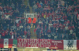 بالصورة.. جماهير ليفربول يرفعون شعارا "لا تفجروا في العراق وفجروا ضد مانشستر يونايتد"