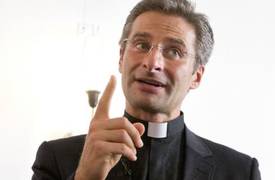 الفاتيكان يجرد قسا بارزا فيه من مسؤولياته بعد إعلانه أنه مثلي جنسيا
