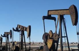 ارتفاع اسعار النفط نتيجة انخفاض عدد شركات الحفر الامريكية وهبوط الدولار