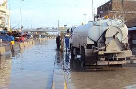 الداخلية تستنفر الياتها لسحب مياه الامطار من شوارع بغداد