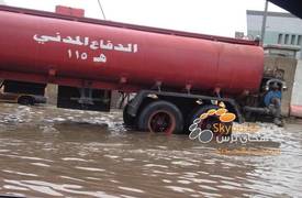 بالصور.. مركز حقوق الانسان في بغداد يستعين بسيارات الدفاع المدني لانقاذه من الغرق