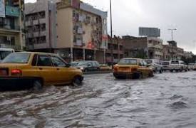 الداخلية وامانة بغداد تستنفران دوائرهما كافة لتصريف مياه الامطار