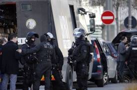 الشرطة الفرنسية تعثر على جواز سوري بجوار جثة احد الانتحاريين في باريس