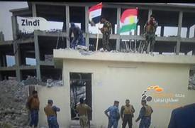بالصور ... القوات الامنية والحشد الشعبي يرفعون العلم العراقي في سنجار