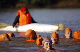 بالصورة .. سفيرة هولندا في السودان تعبر النيل سباحة للتوعية من مخاطر الغرق