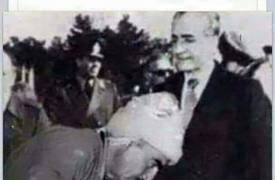 شاهد بالصورة ....ملا مصطفى بارزاني يقبل يد شاه ايران