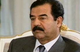 بالصورة.. صدام حسين يقود سيارة وبجانبه الرئيس الفنزويلي