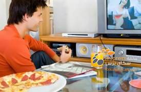الأطباء ينصحون بعدم الجمع بين تناول الطعام ومشاهدة برامج التلفزيون