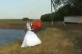 شاهد... عروسان يتعرضان لحادث غريب أثناء زفافهما